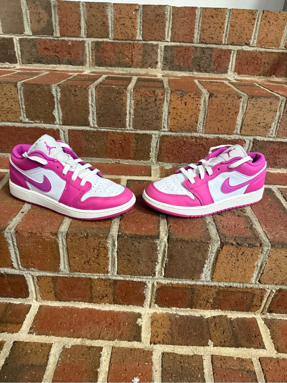 Jordan Kids Low-Top Sneakers in Pink and White